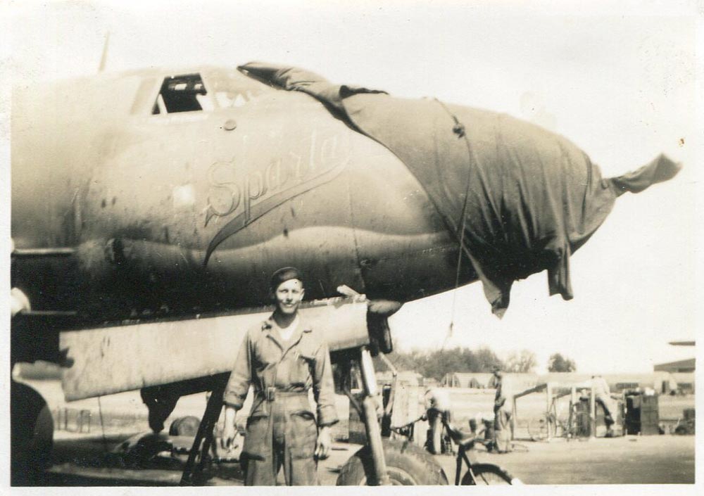 Ground crew, 41-31794, "SPARTA", 386th Bomb Group, 555th Bomb Squadron